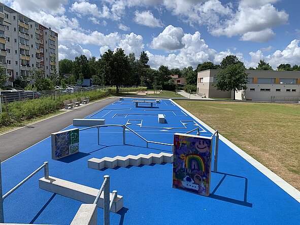 Fitnessparcours auf blauem Untergund im Bürgerpark.