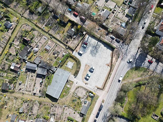 Luftaufnahme der Kleingartenanlage Fährhufe in Gehlsdorf mit neuer Stellplatzanlage, auf dem Autos parken