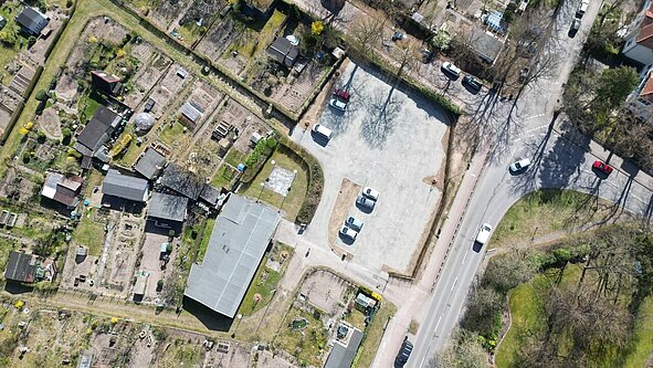 Luftaufnahme der Kleingartenanlage Fährhufe in Gehlsdorf mit neuer Stellplatzanlage, auf dem Autos parken
