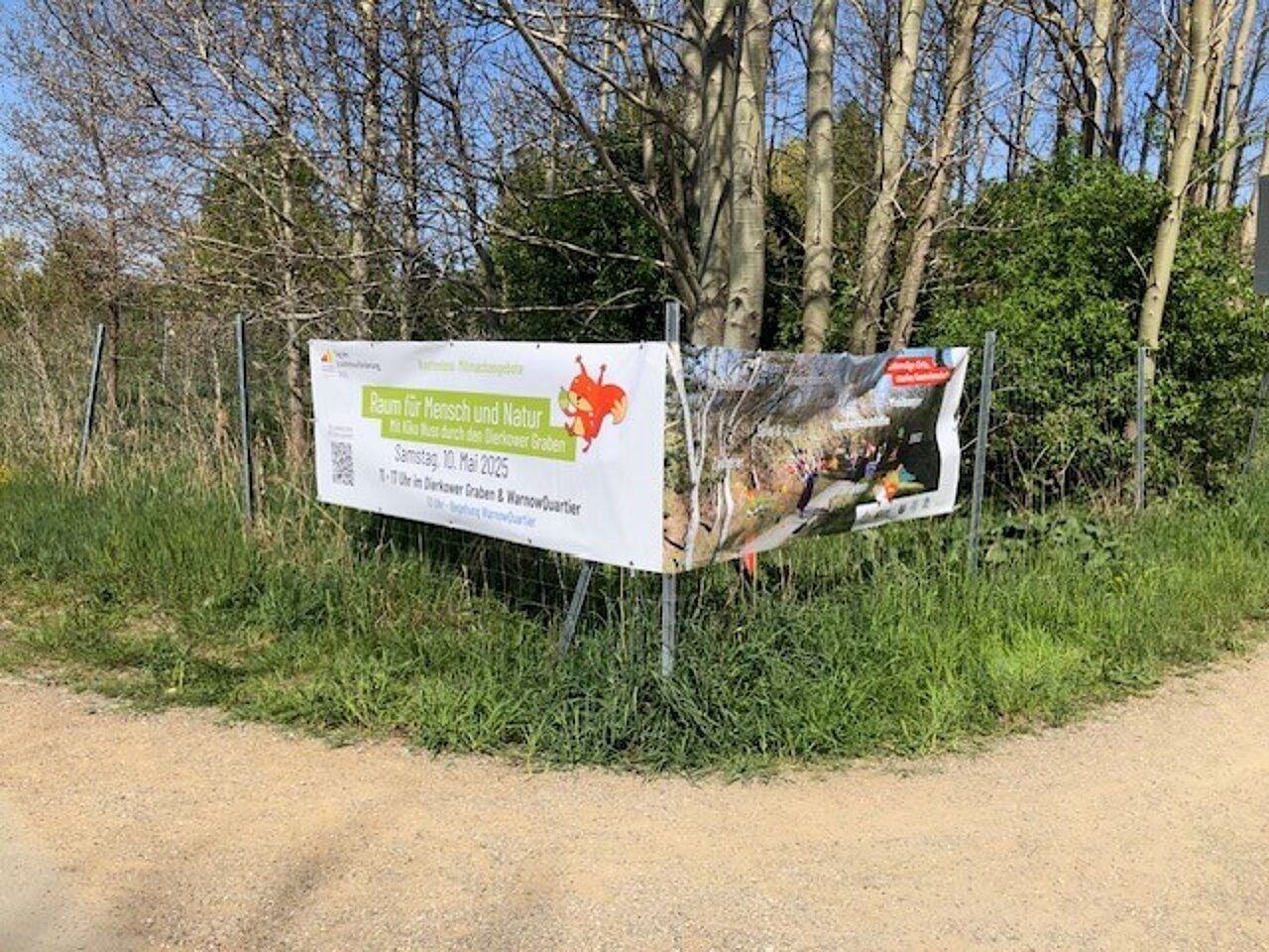 Banner für den Tag der Städtebauförderung am 10. Mai 2025 im Grünen mit Bäumen und Gras