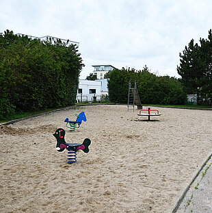 Blick auf einen Spielplatz.
