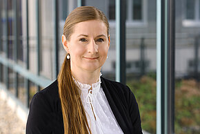 Frau mit langen Haaren, lächelnd.