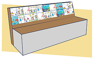 Bank mit Rückenlehne, die mit bunten Fliesen mit Kinderzeichnungen von Sonne, Haus, Fischen und Menschen dekoriert ist