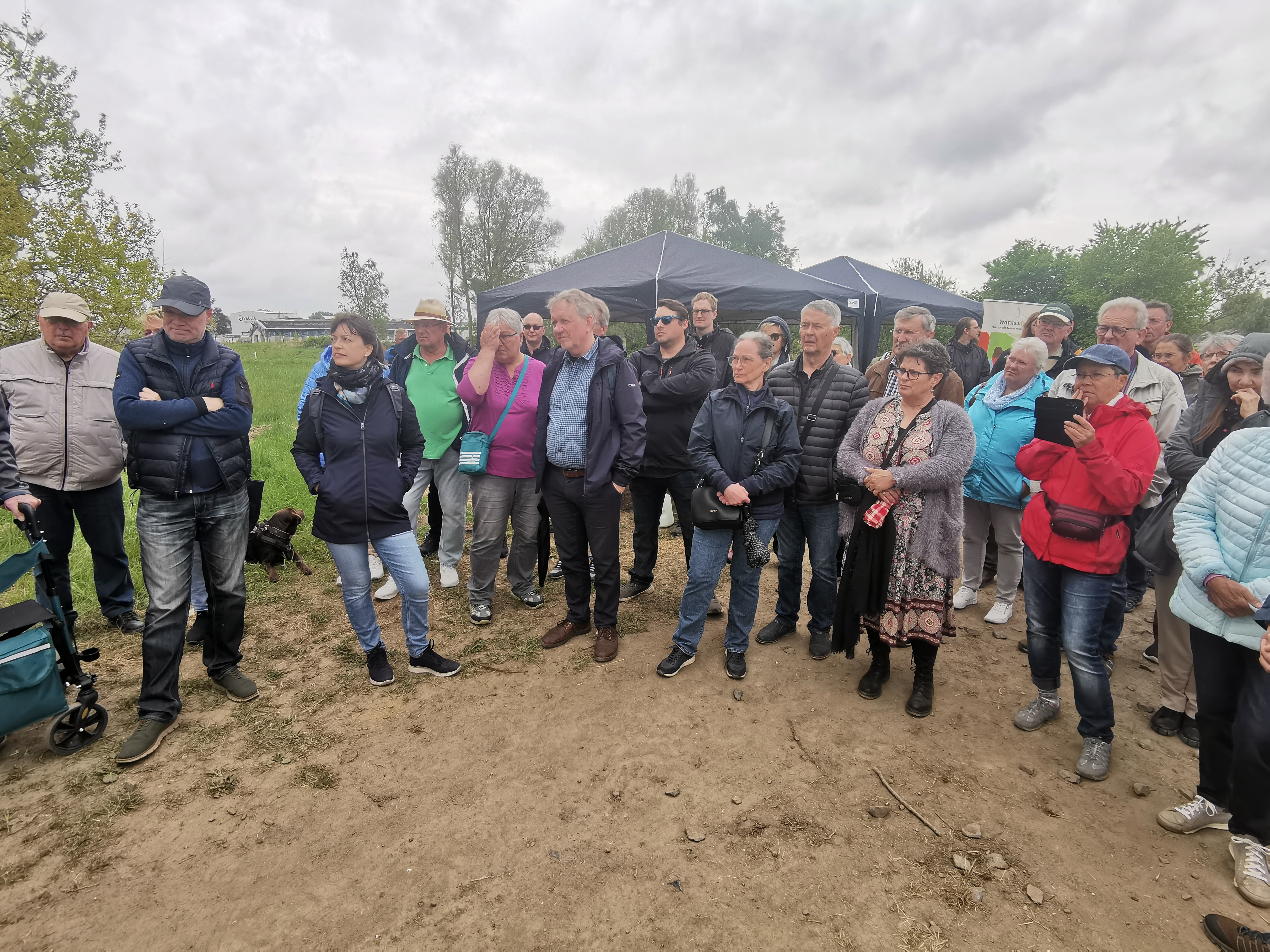 Eine Gruppe von Menschen steht im Freien.