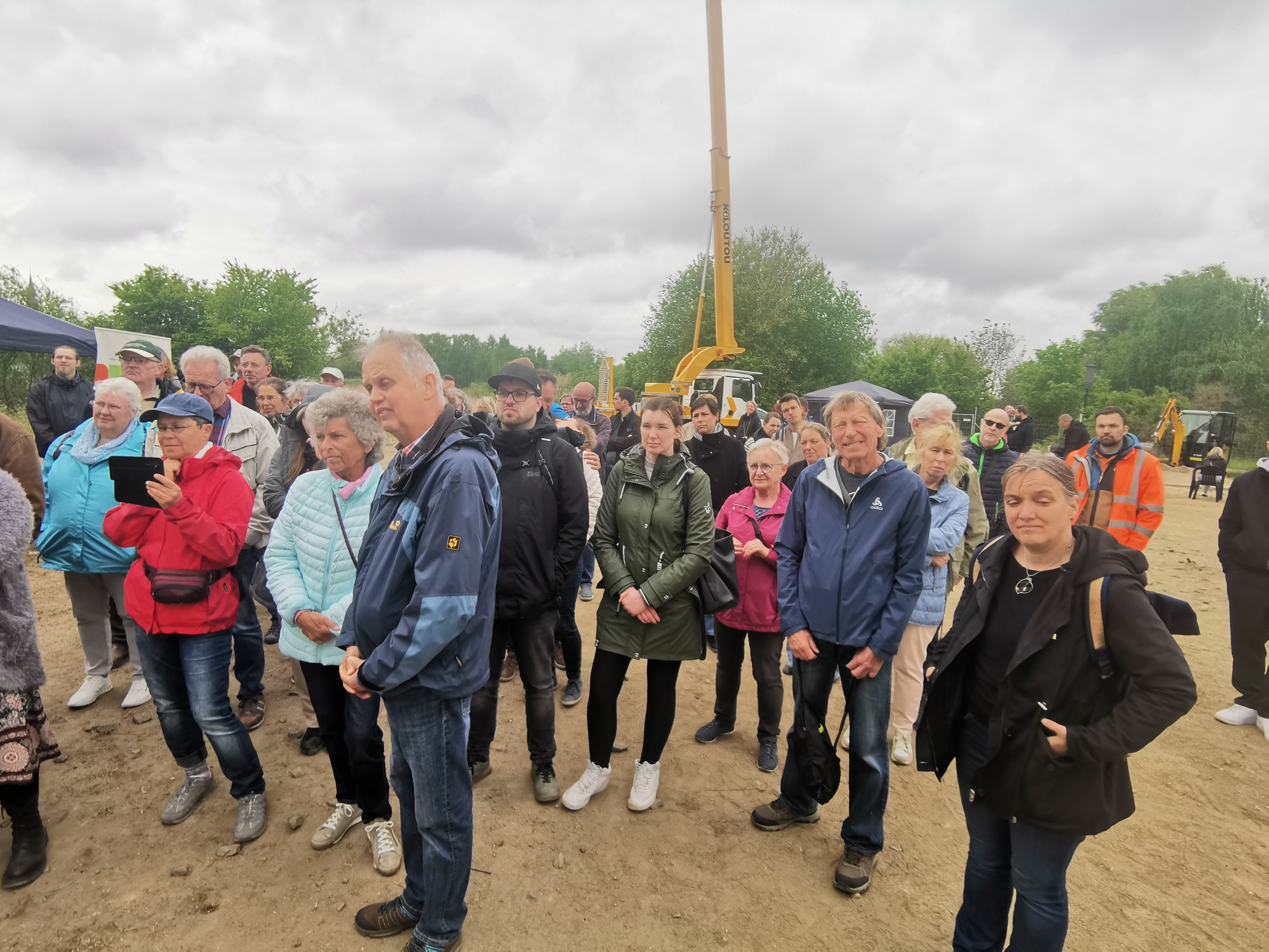 Eine Gruppe von Menschen steht im Freien.