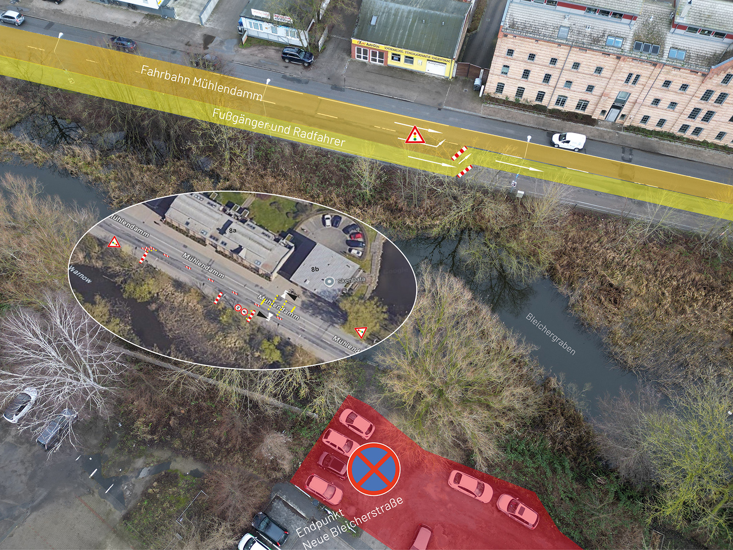Luftaufnahme eines Flussufers mit markierter Fahrbahn Mühlendamm und Fußgänger- und Radfahrerweg, Baustellenschilder auf der Straße, roter Bereich mit geparkten Autos an der Neuen Bleicherstraße